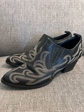 Dolce Vita Black Western Style Leather Booties with Stitching Women’s size 8.5